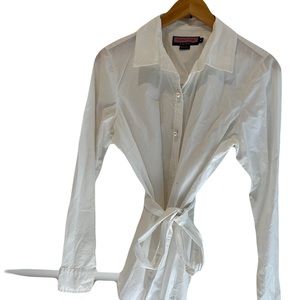 Vineyard vines, white cotton ladies top with Pearl Buttons